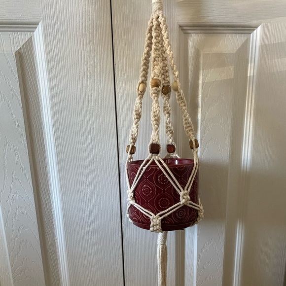 🌵(1) Handmade macrame plant hanger with red pot - Picture 3 of 4